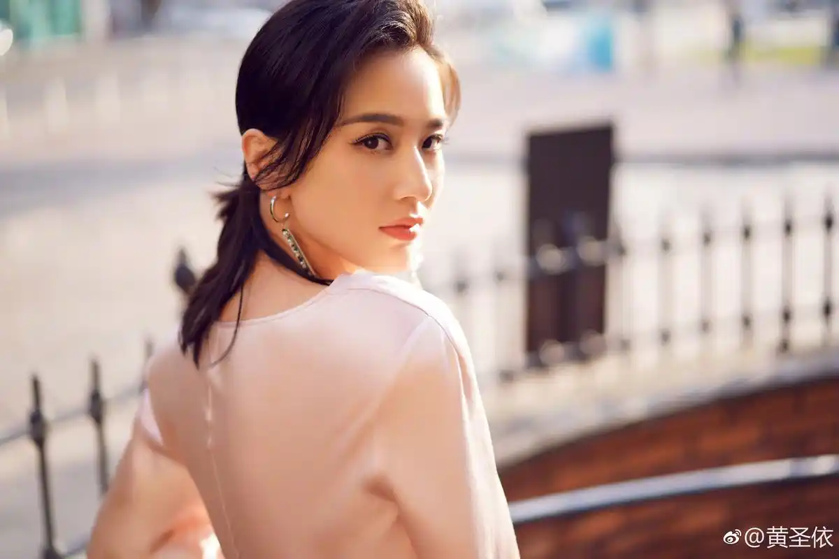 黄圣依一袭丝质粉色长裙,展现了完美的好身材.