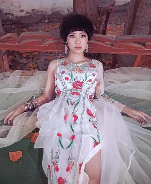 p>云朵,原名谢春芳,羌族,1987年2月7日出生于四川省阿坝藏族羌族自治