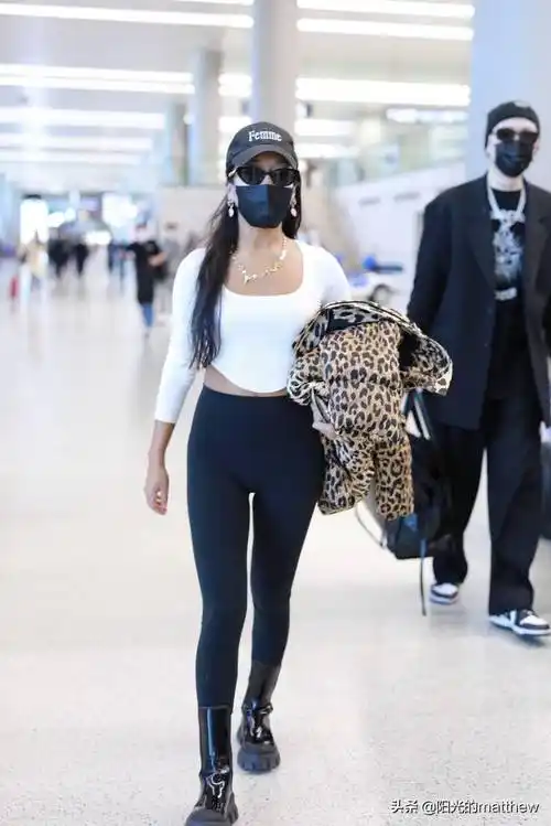 街拍:吉克隽逸豹纹外套 白色露腰上衣 黑色紧身裤性感迷人_机场