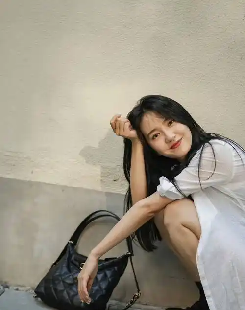 明星许龄月时尚合集:姣美靓丽,艳丽动人