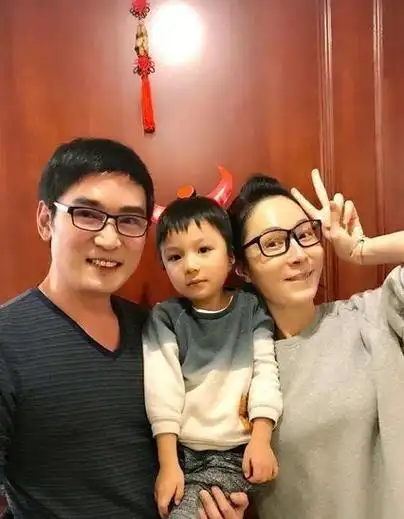 焦恩俊为2个女儿抚养权,曾一亿财产给前妻,现二婚妻子宠成宝