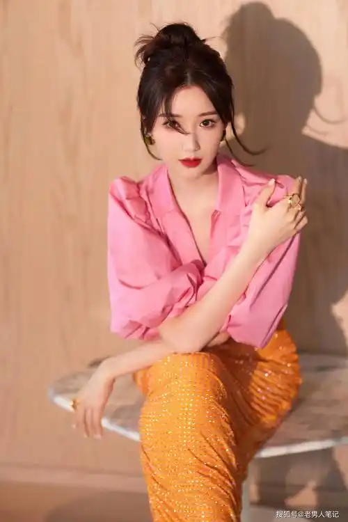 毛晓彤初夏写真图集,桃红色衬衫搭配橙色裙子,可盐可甜酷飒柔美_姐姐