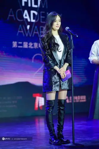 独家杨幂出席北电70周年校庆穿长靴显利落酷美的御姐姿态