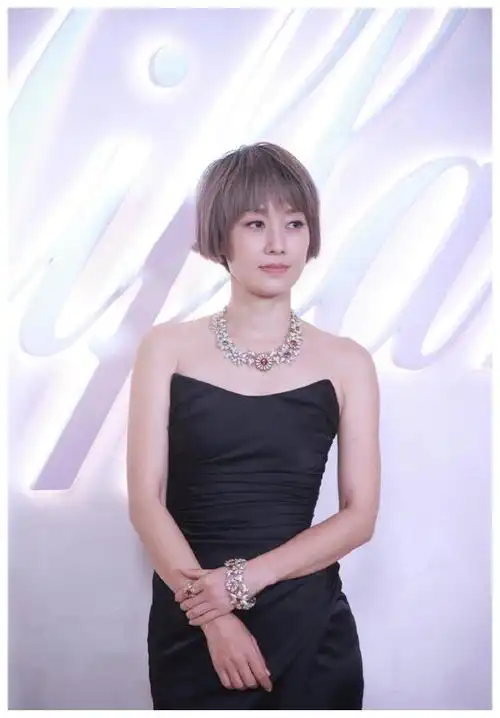 唐嫣最新活动照片曝光颧骨醇猛气质不减网友热议