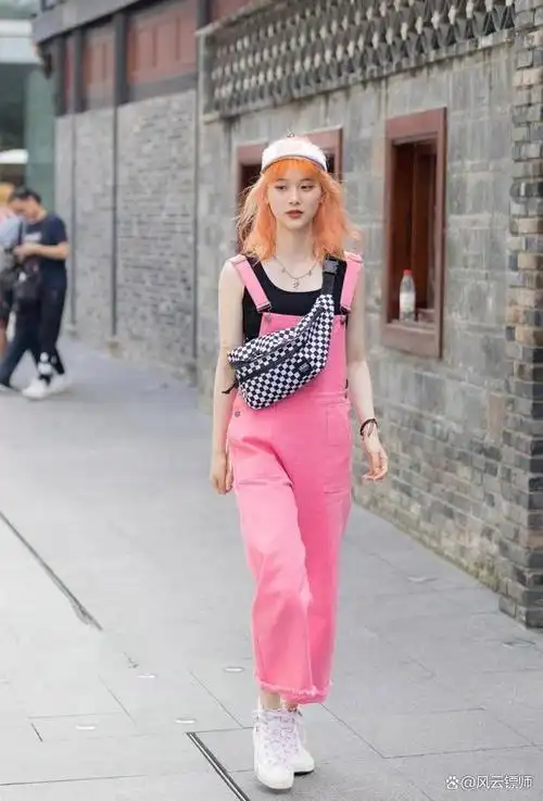 粉色背带裤搭配什么颜色上衣,欧阳娜娜是搭配的白色t恤