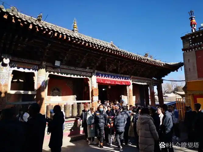 塔尔寺又名塔儿寺,得名于大金瓦寺内为纪念黄教创始人宗喀巴而建的大