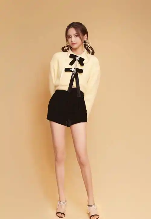 原创锦鲤少女杨超越的春季穿搭t恤加短裙简约单品也能很高级感