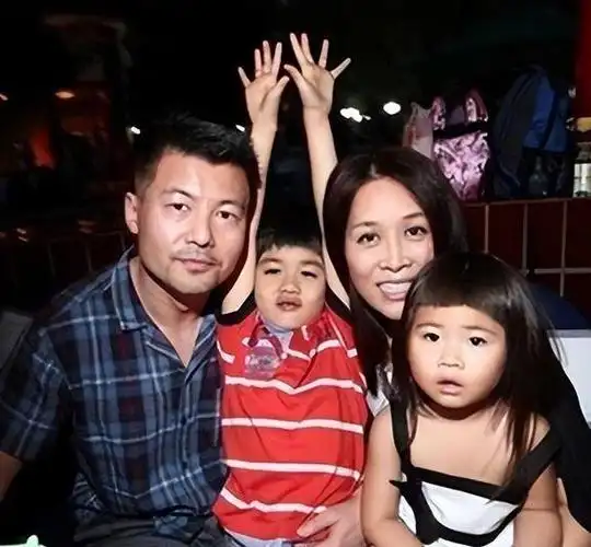 那英儿子高兴被父亲抛弃留下阴影母亲再婚后继父待他如亲儿子