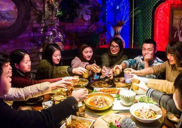 原创这4种行为,最好不要在聚餐时出现,不然遭人嫌弃,显得没素质