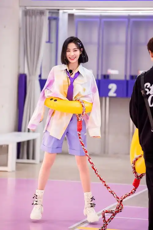 小巨人运动会郑希怡斜分卷发韵味十足许佳琪扎染衬衣甜酷时髦