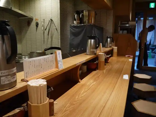 我们坐的是吧台的位置.