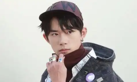 易烊千玺谈女朋友采访 易烊千玺的青梅竹马阿深是谁现在还联系吗