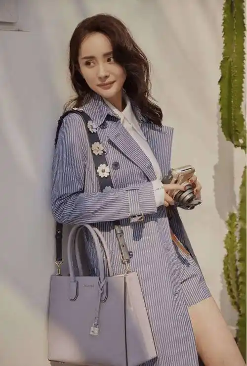 杨幂衣品了得!穿搭时髦又减龄,每次搭配都堪称30岁女性的教科书