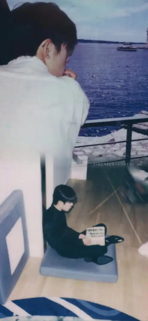 易烊千玺海边拍立得#9:16壁纸尺寸@tfboys-易烊千玺9892