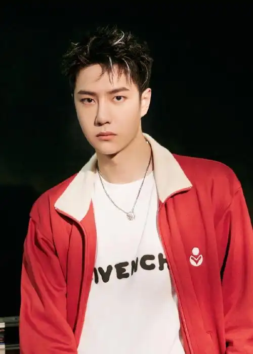 王一博中国红街头风造型