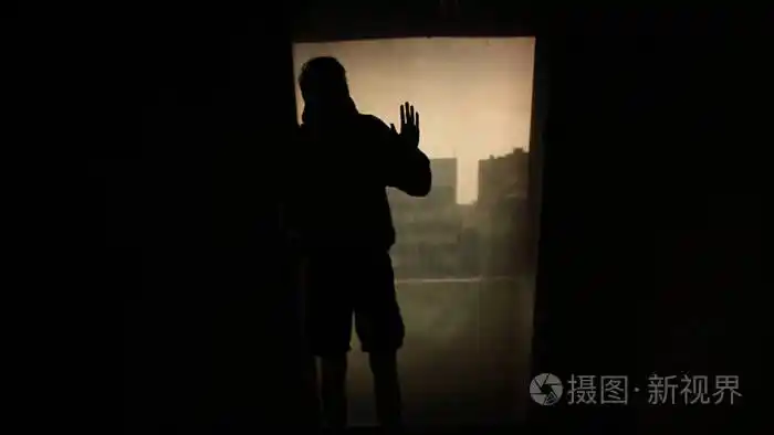 剪影男子望着窗外, 房间里的灯光.镜头.