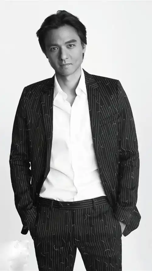 冯德伦黑白西装写真