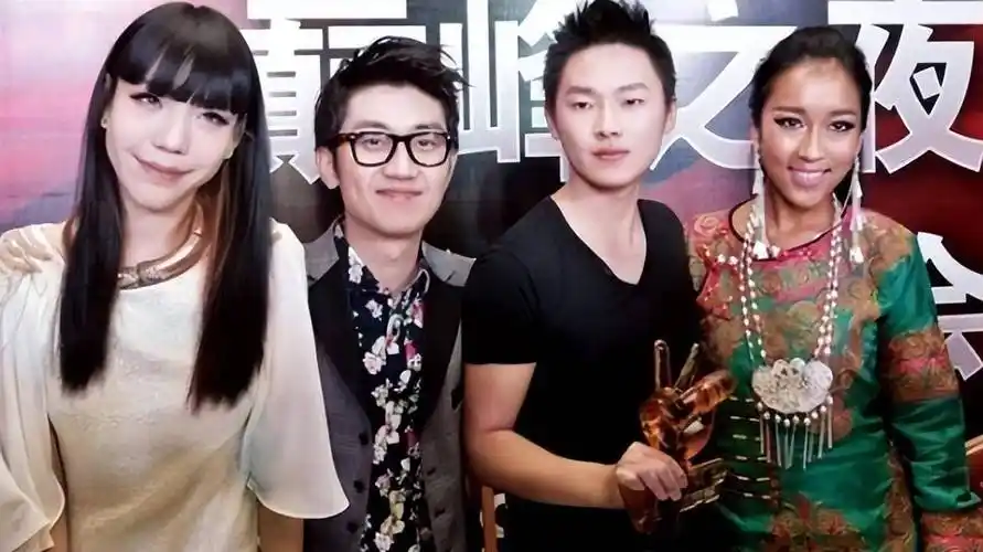 3亿代言费到小县城卖唱,吴莫愁经历了什么_节目_舞台_父亲