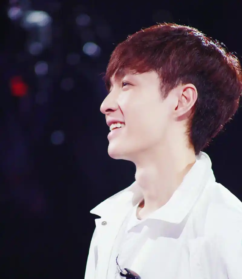 小绵羊张艺兴童年照,清秀可爱笑眼弯弯酒窝迷人,活捉一枚小可爱