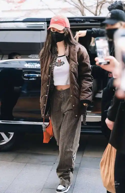 杨幂机场饭拍图面试棉服格子裤杨幂的穿搭简直就教科书