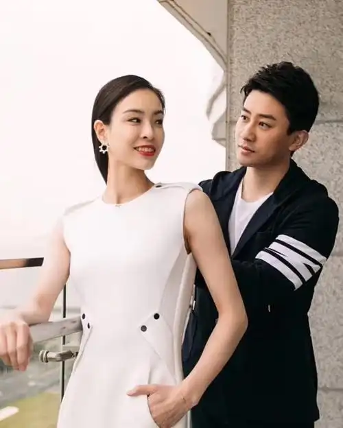 吴敏霞和老公合体颁奖,穿修身白裙优雅又性感,夫妻对视满眼爱意