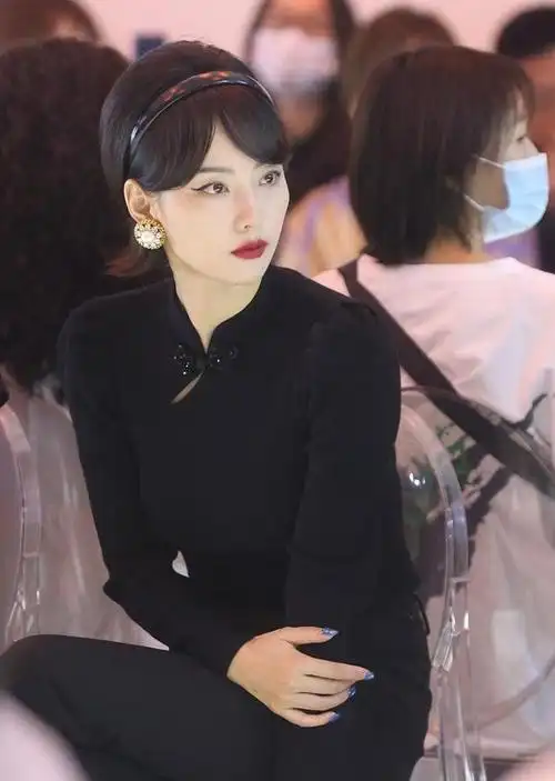 张嘉倪的气质让人不得不服穿黑色旗袍古典大气表情还很冷艳