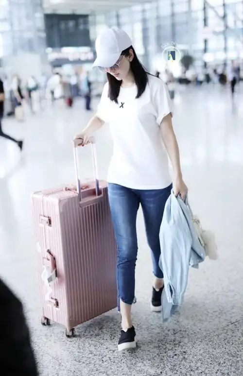 娄艺潇戴棒球帽穿白t恤搭配牛仔裤现身机场从脸来看是长胖了