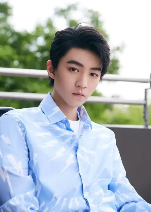 王俊凯蓝衬衫造型大片