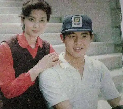 后来他和黄秋燕分手了,选择和利智结婚.