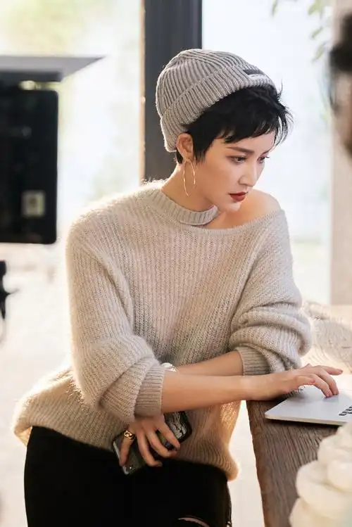 张歆艺第二次拥抱开播金璐秀完美身材瘦到48公斤