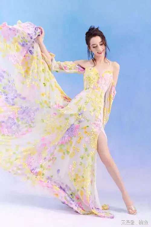 远距离的全身照也展现了热巴动人的身姿,只见热巴轻轻地提起裙摆,纤细