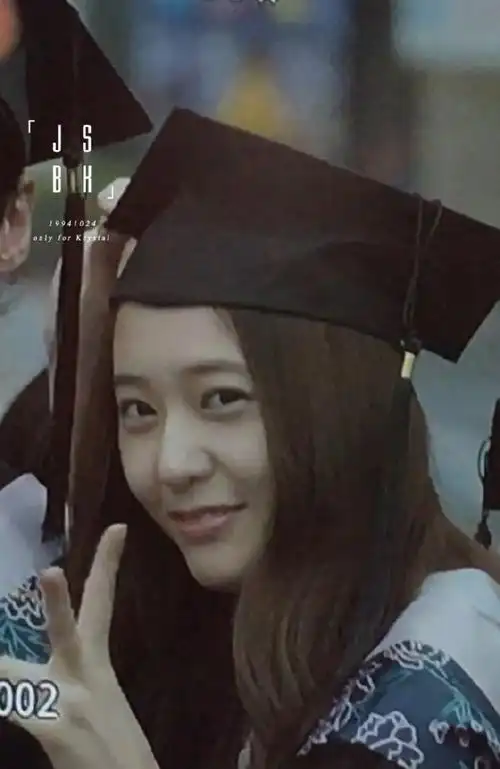 [郑秀晶][新闻]160623 《毕业季》路透图 身穿学士服的秀晶宝单纯的像