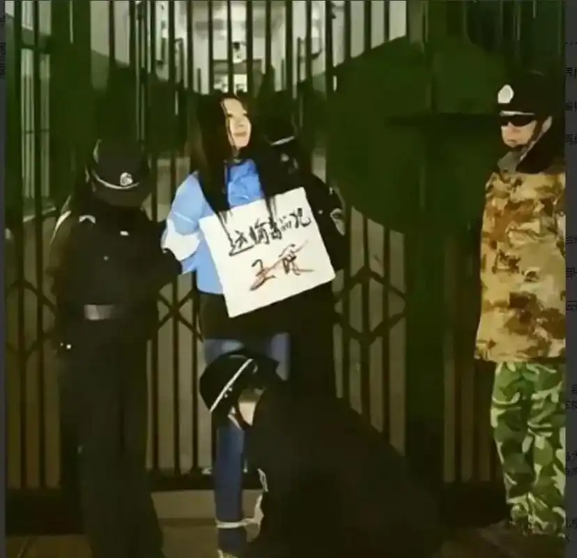 2000年,25岁的女毒贩王暖被押赴刑场,执行死刑,结束了年轻又短暂的