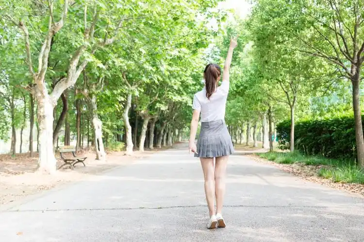 校园学院清新大学女生背影4k图片