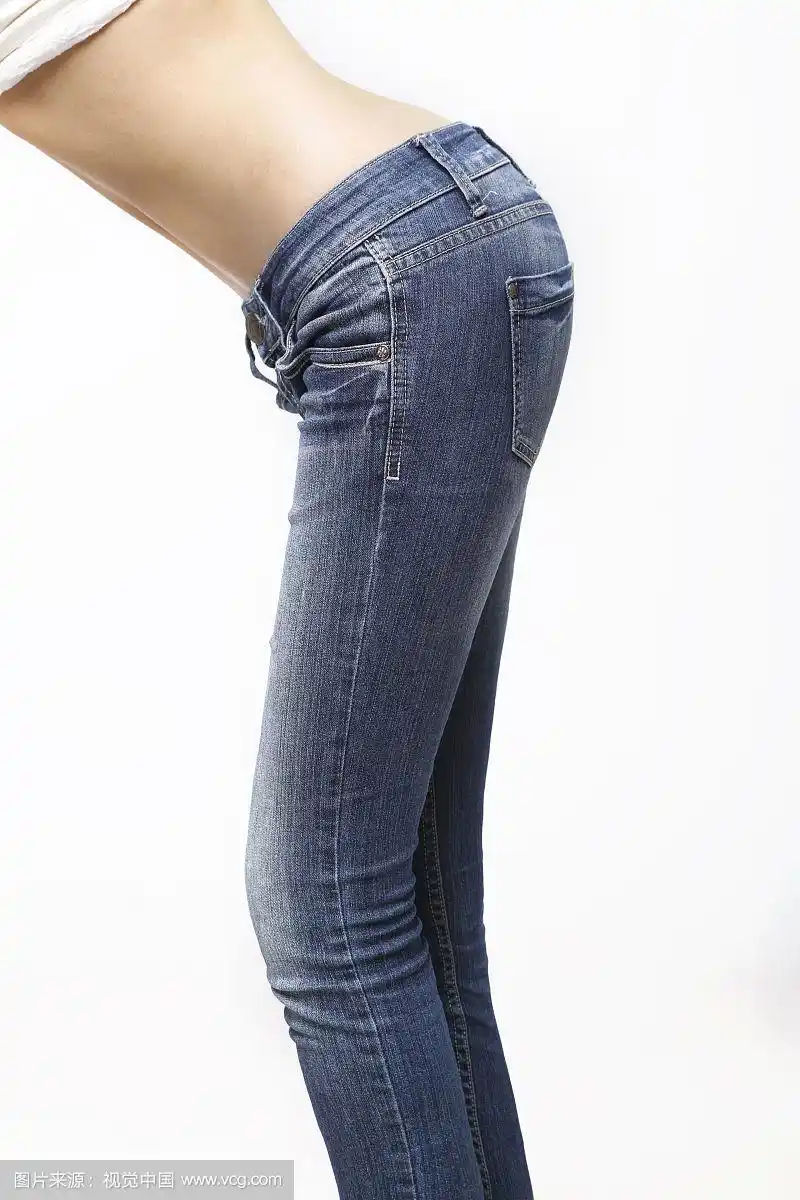 年轻女人的腰部特写