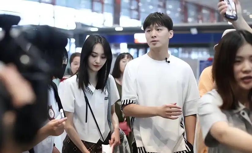 张恒晒聊天记录锤郑爽,骗粉丝给她刷数据,称他们是乡下人_虐待_网友