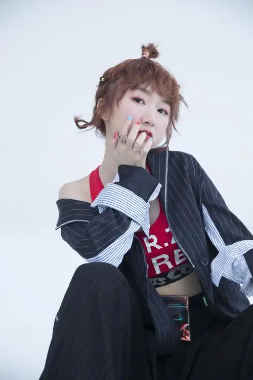 汪睿登陆飞宝传媒 鬼马上身偷穿大人西装玩转摩登风