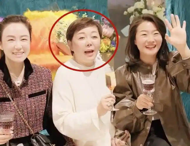 黄渤携爱妻参加隆重家宴,基因强大全家一个样,满墙茅台引关注|小欧