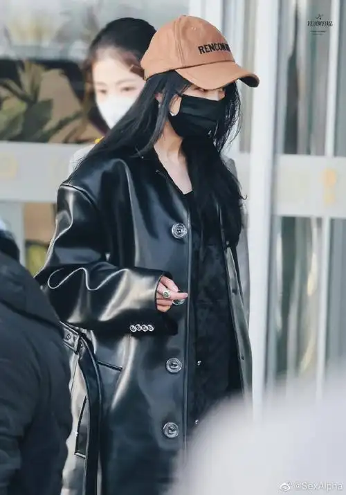 杨幂机场穿搭2020,杨幂机场穿搭2021,杨幂机场绿色衣服,杨幂机场大衣