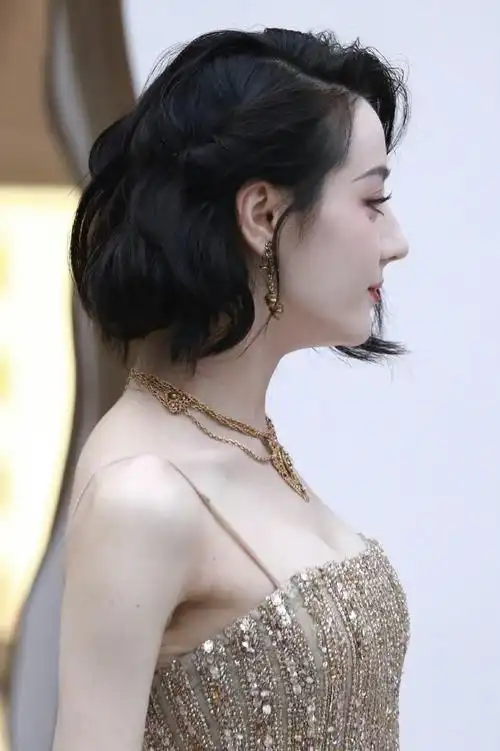 迪丽热巴短发侧颜好美