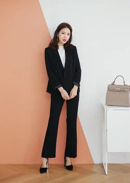 个子不高的女生在选西装时最好是套装套装套装,重要的事情说三遍,这样