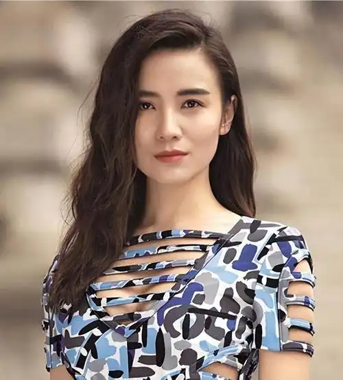 曾经绯闻不断,和5婚导演同居5年,43岁还未婚的她怎么样了