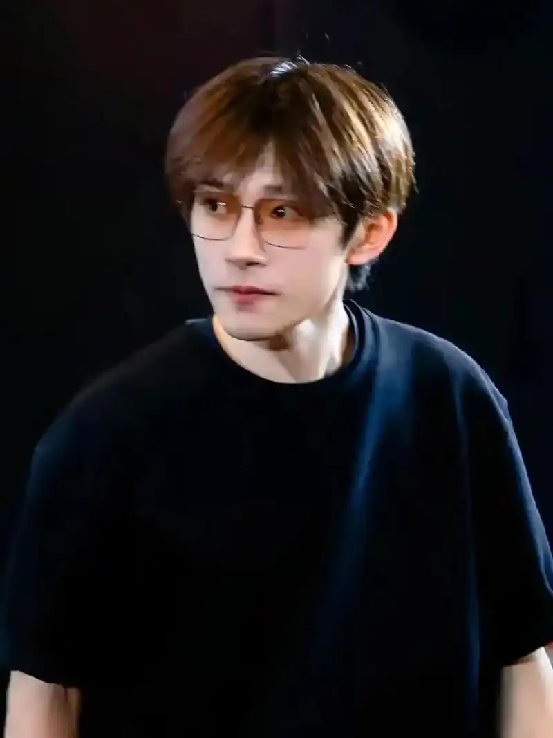 易烊千玺-lindberg.眼镜戛纳男明星标配:林德伯格十染 - 抖音