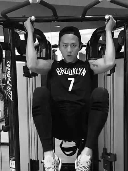 健身器材上摆出各种搞怪姿势,蹬腿侧踢,表情搞怪,双臂的肌肉相当抢眼