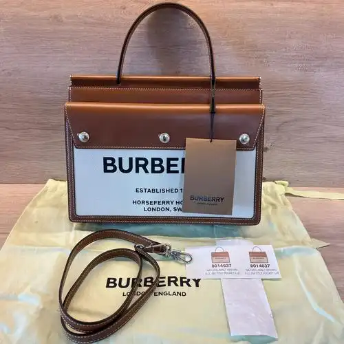 一包多背,五金部分原膜在,巴宝莉最经典的帆布拼牛皮包包,尺寸30×24