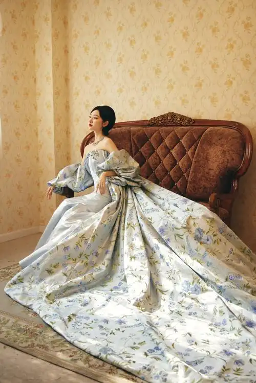 景甜超话7815#微博之夜#繁花碎影,浪漫降临,透过花香窥见了一袭