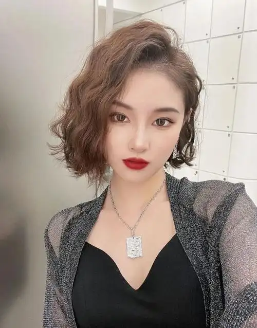 女人一过35岁,发型就选烫卷卷,洋气时尚很美满