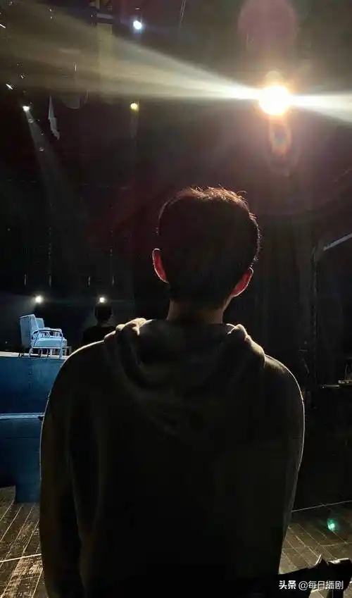 肖战工作室发布6张出镜花絮图片,聚光灯下的背影让人相信美好_万方