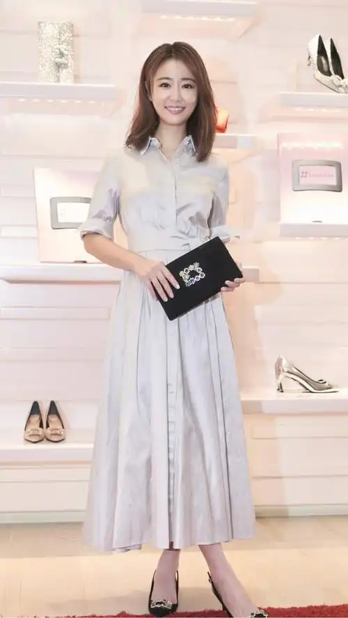 林心如厉害自带减龄滤镜穿粉嫩休闲装走机场像个大学生