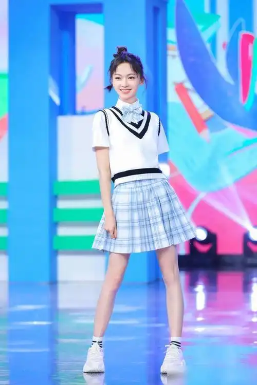 吴谨言上快本年轻了十几岁穿学生装扎马尾哪有明星的气场
